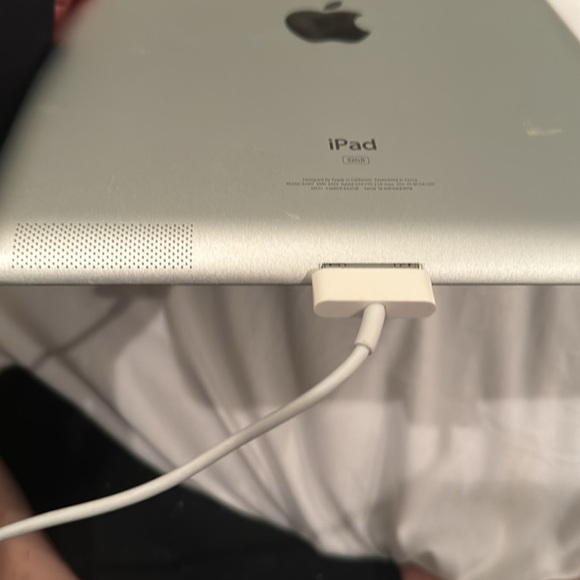 Apple IPad 2 with Charger - Picture 5 of 7